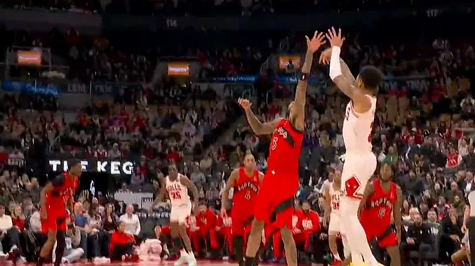 必赢体育平台-欢迎来到芝加哥！西蒙斯迎着莺歌的长臂命中公牛生涯首分